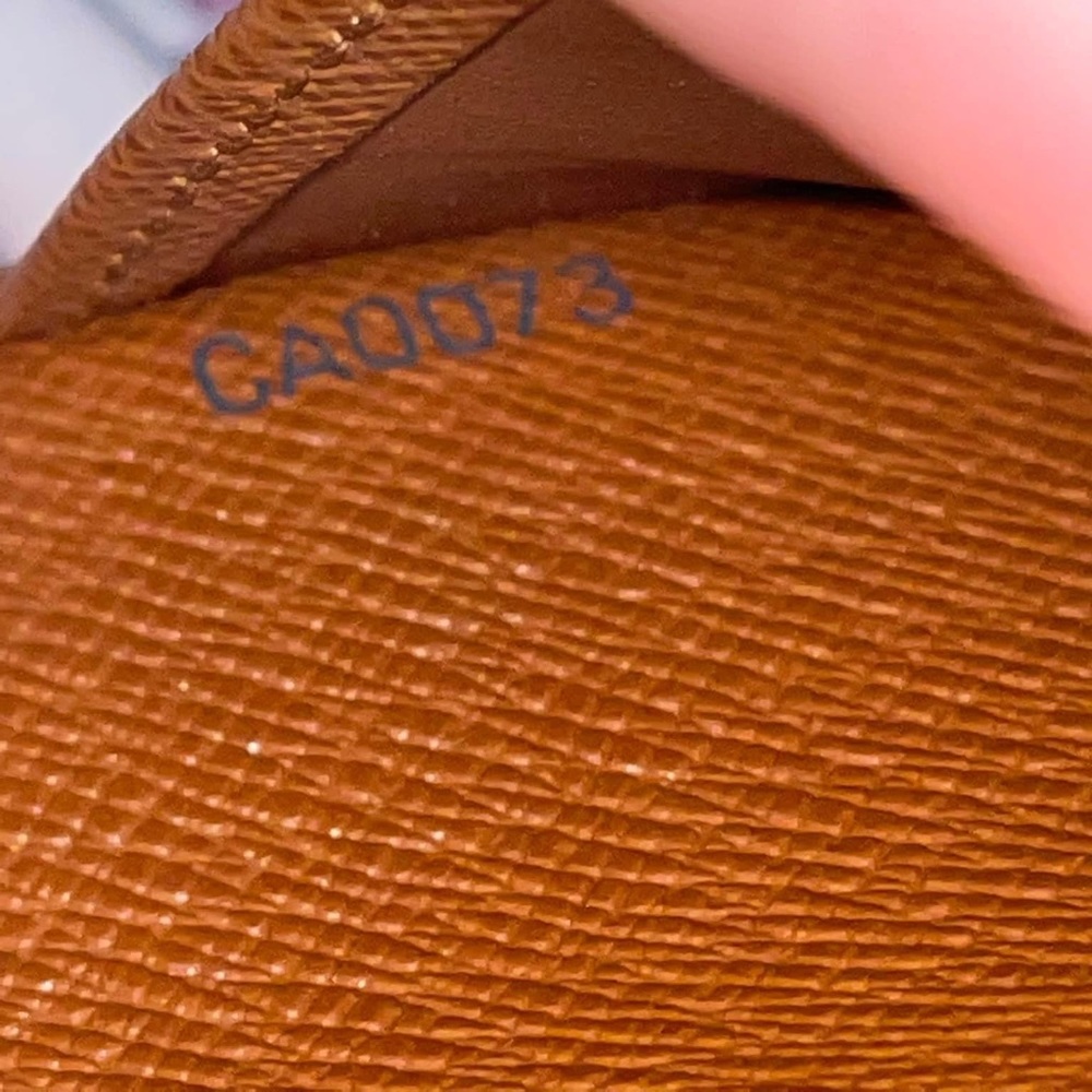♥️Sold♥️LV SMALL RING AGENDA COVER
in Monogram♥️ - Picture 11 of 13
